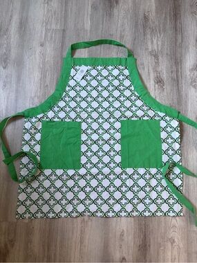 NWT green and white patterned Kitchen Apron with Pockets Patricia Heaton Home
